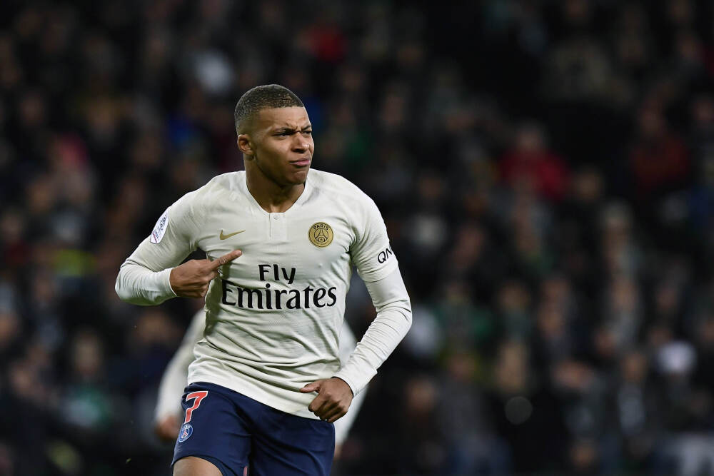 荣耀手机确认将与泡泡玛特进行IP联名合作；钱大妈向港交所提交上市申请 | 早资道